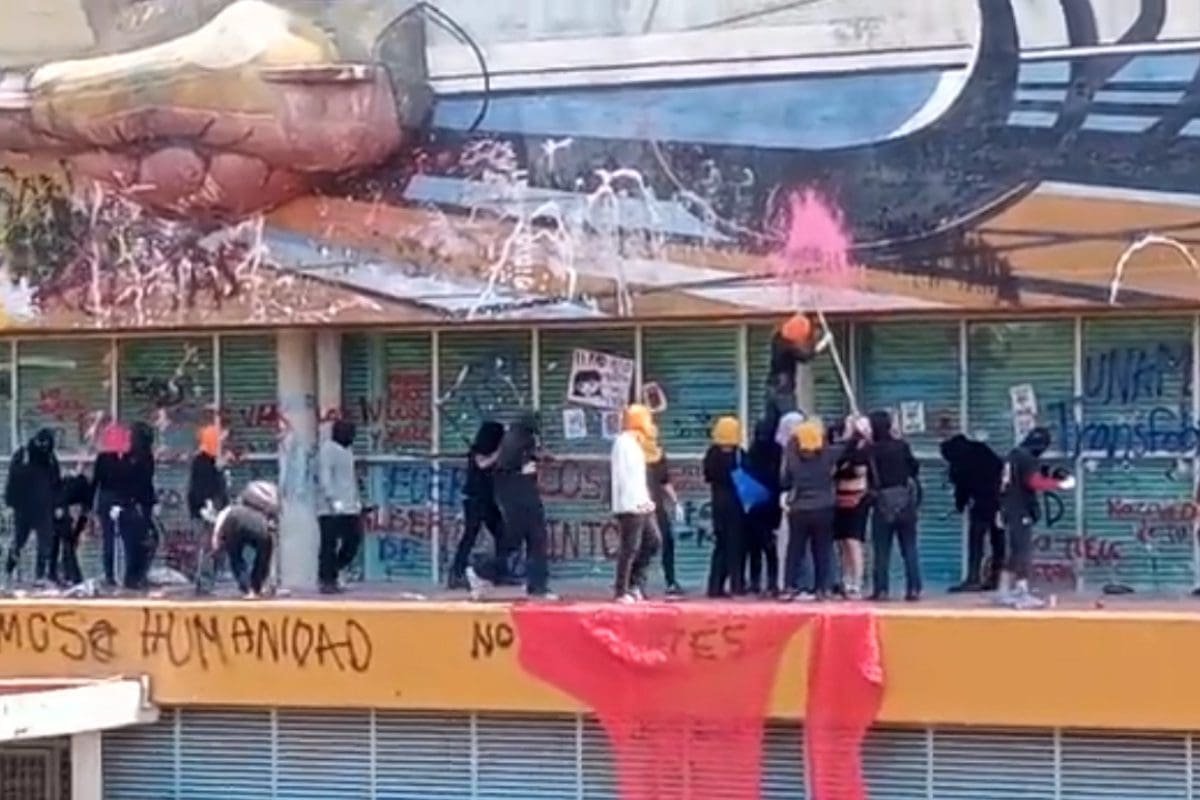 Encapuchados Vandalizaron Mural De Siqueiros En La Unam Y Causaron