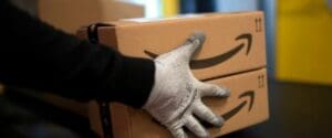 Amazon deja de entregar paquetes en la mano.