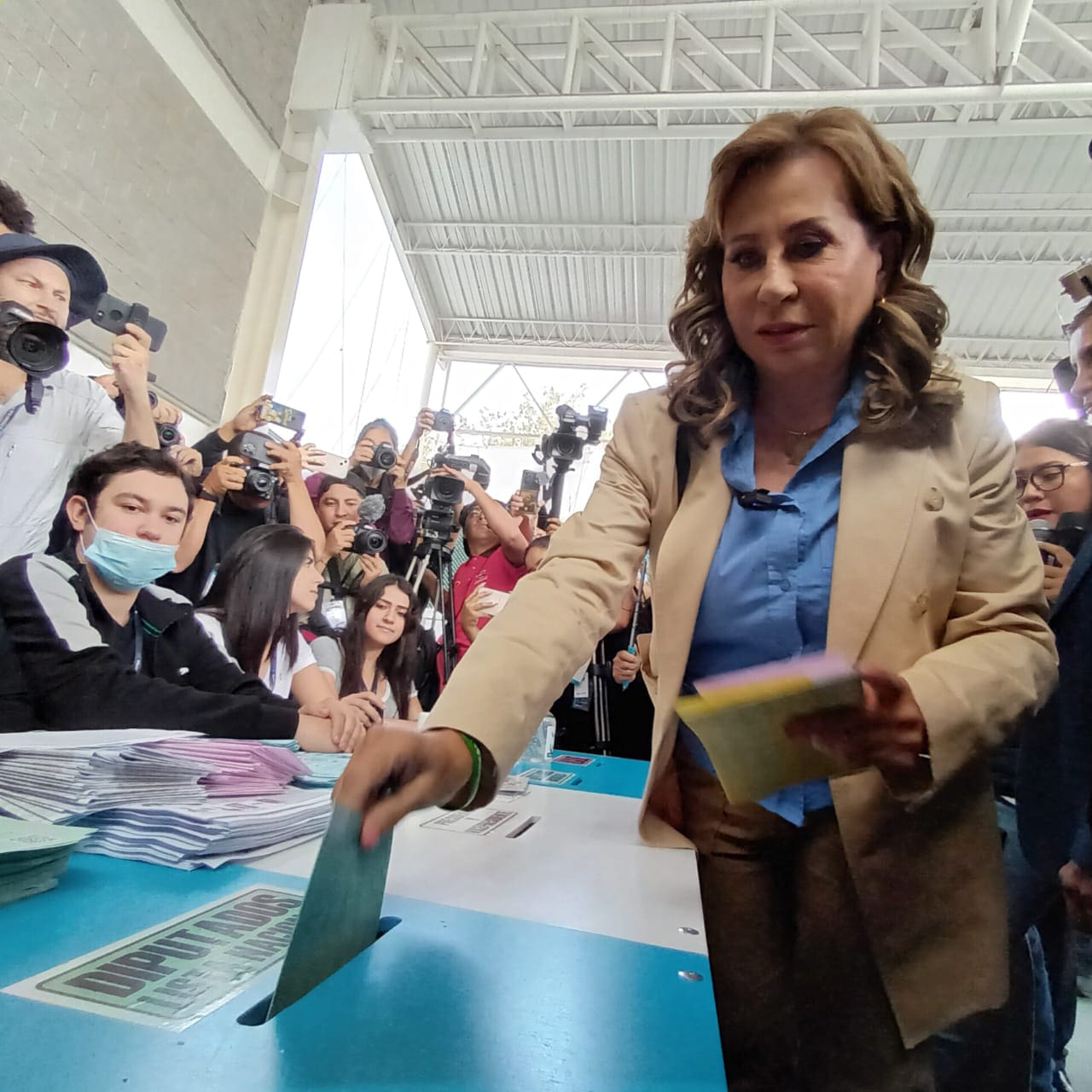 Sandra Torres emite su voto