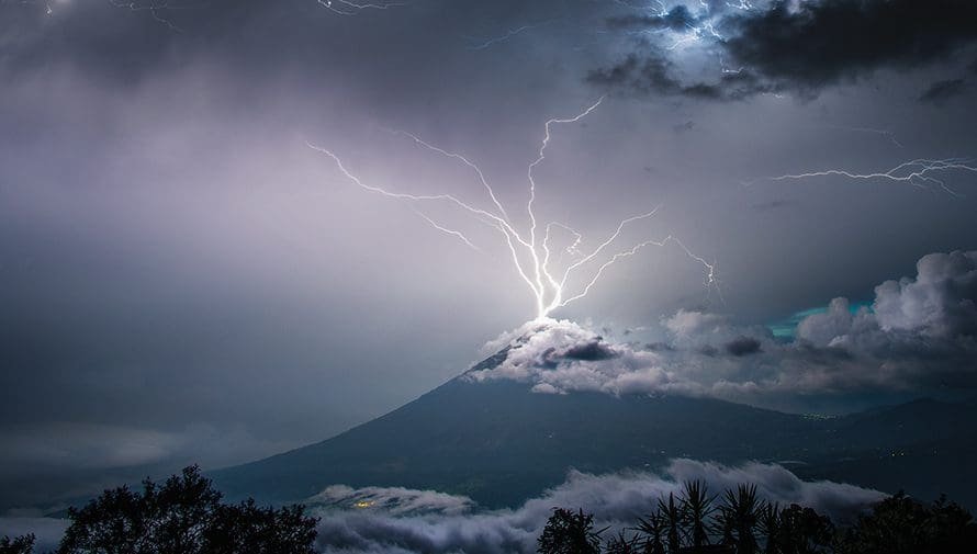 Volcan de agua, rayos