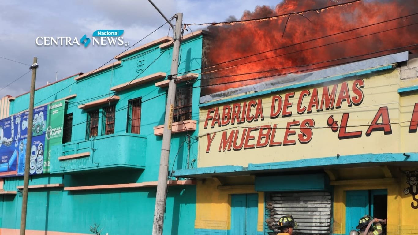 Incendio de mueblería en zona 8 capitalina