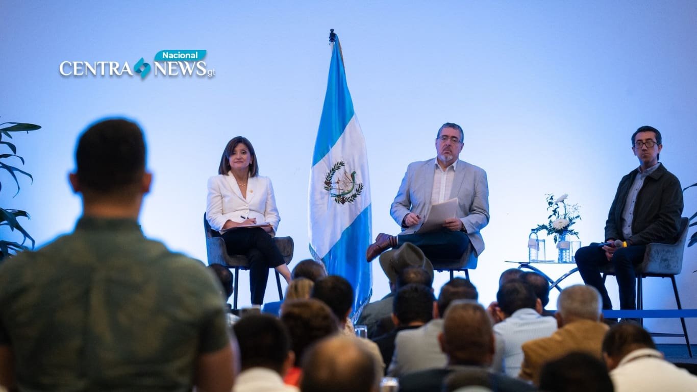 Encuentro de Bernardo Arévalo y Karin Herrera con alcaldes electos