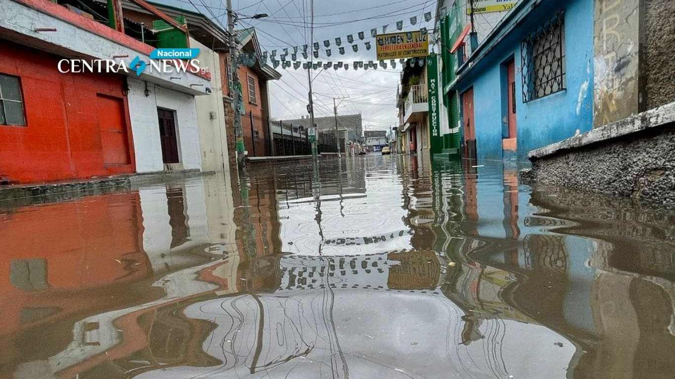 Fuertes lluvias afectan el paso de vehículos y provocan inundaciones