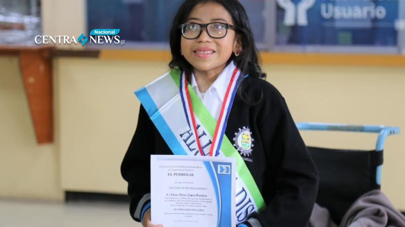 La valiente niña Elma Alexa López recibe condecoración en Hospital Regional de Occidente