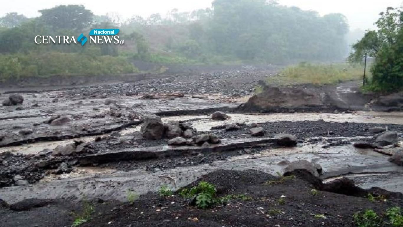 Las lluvias provocan descenso de lahar y ceniza en el Volcán de Fuego