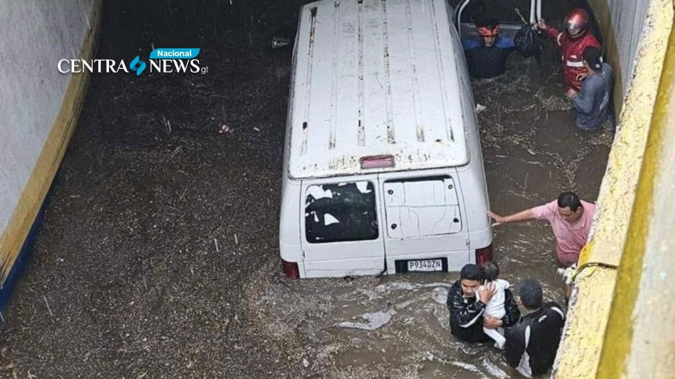 ¡Increíble! Familia atrapada por inundación en paso a desnivel es rescatada