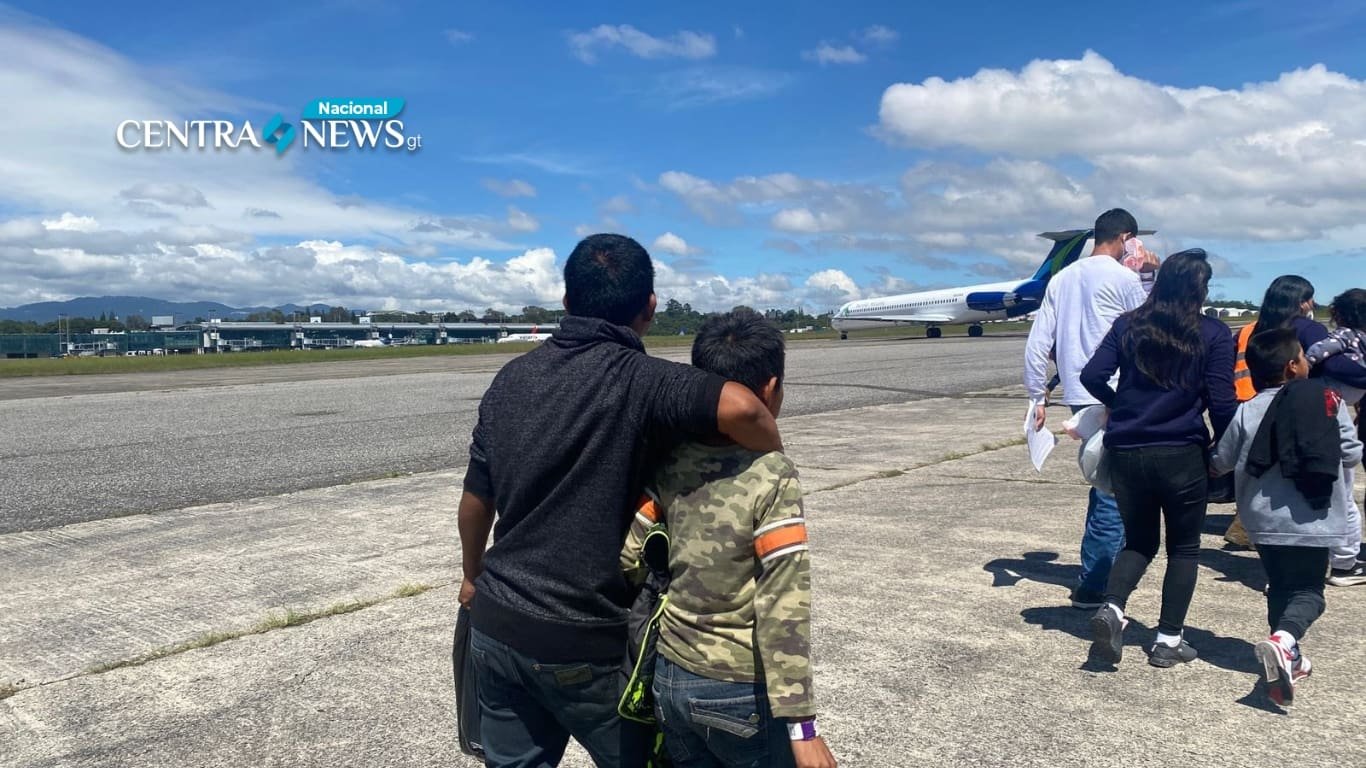 Alrededor de 900 guatemaltecos regresaron en 10 vuelos desde Estados Unidos