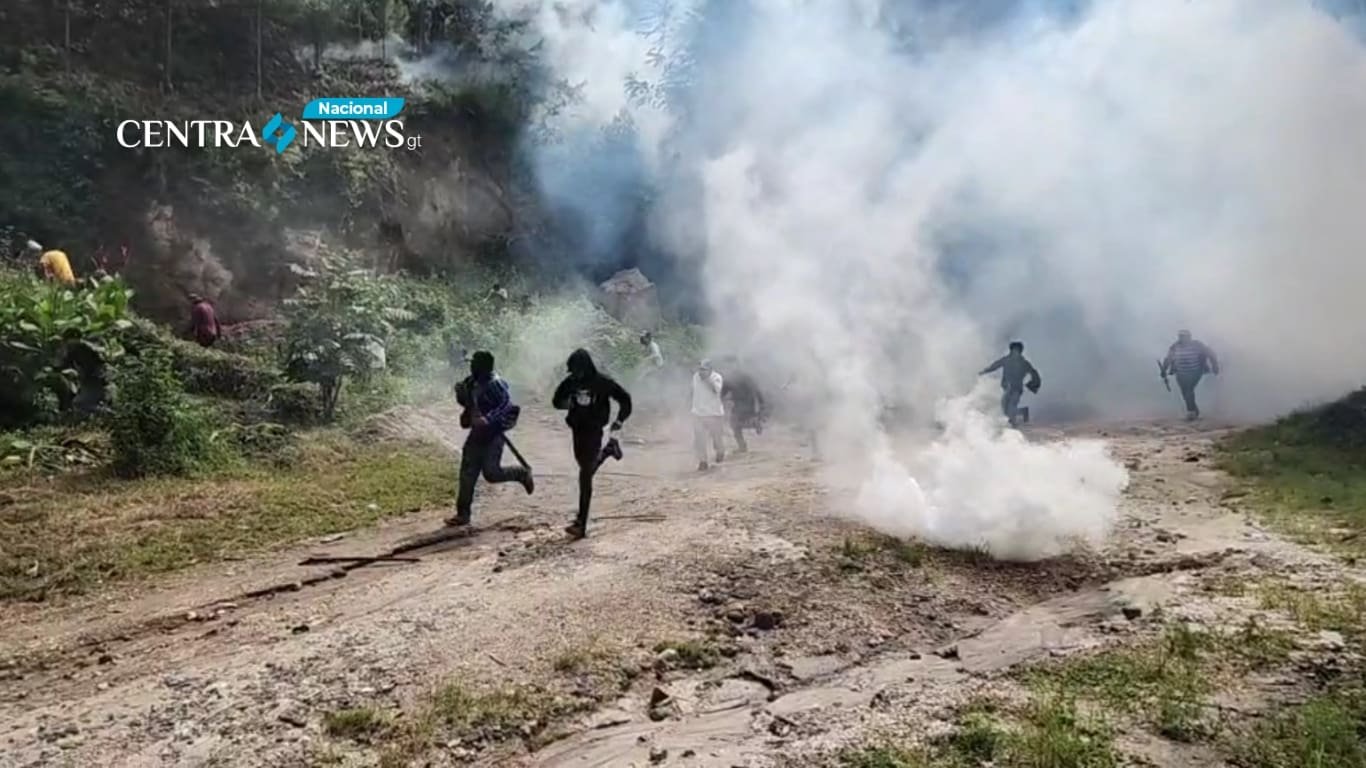 Antimotines lanzan lacrimógenas a manifestantes, y son obligados a retirarse de presa Xayá-Pixcayá en Chimaltenango