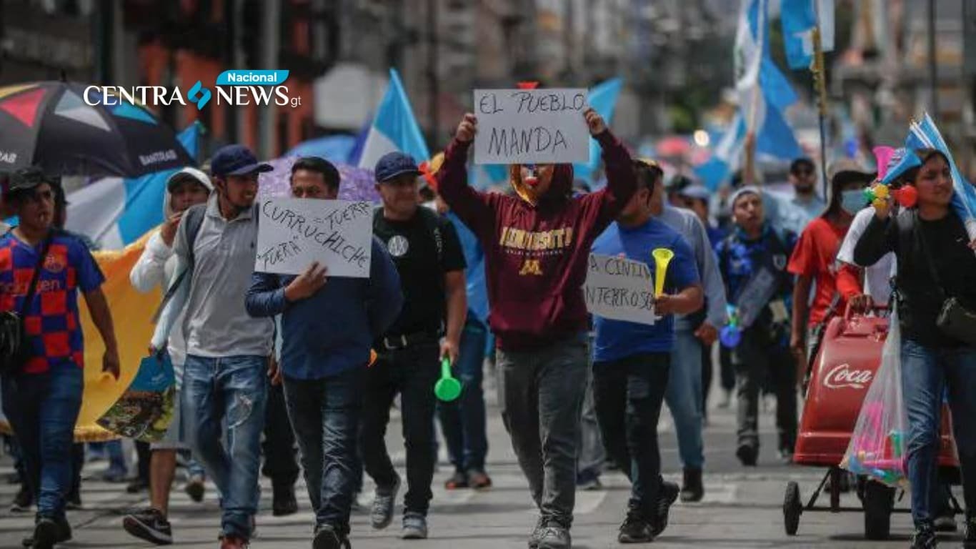 Continúan bloqueos de 16 carreteras en el Día de la Revolución