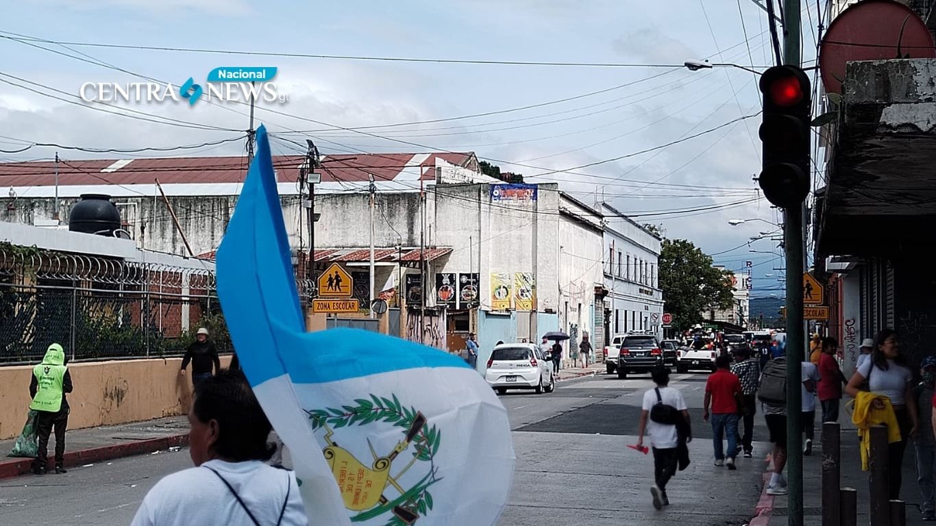 Manifestantes mantienen bloqueo de carreteras