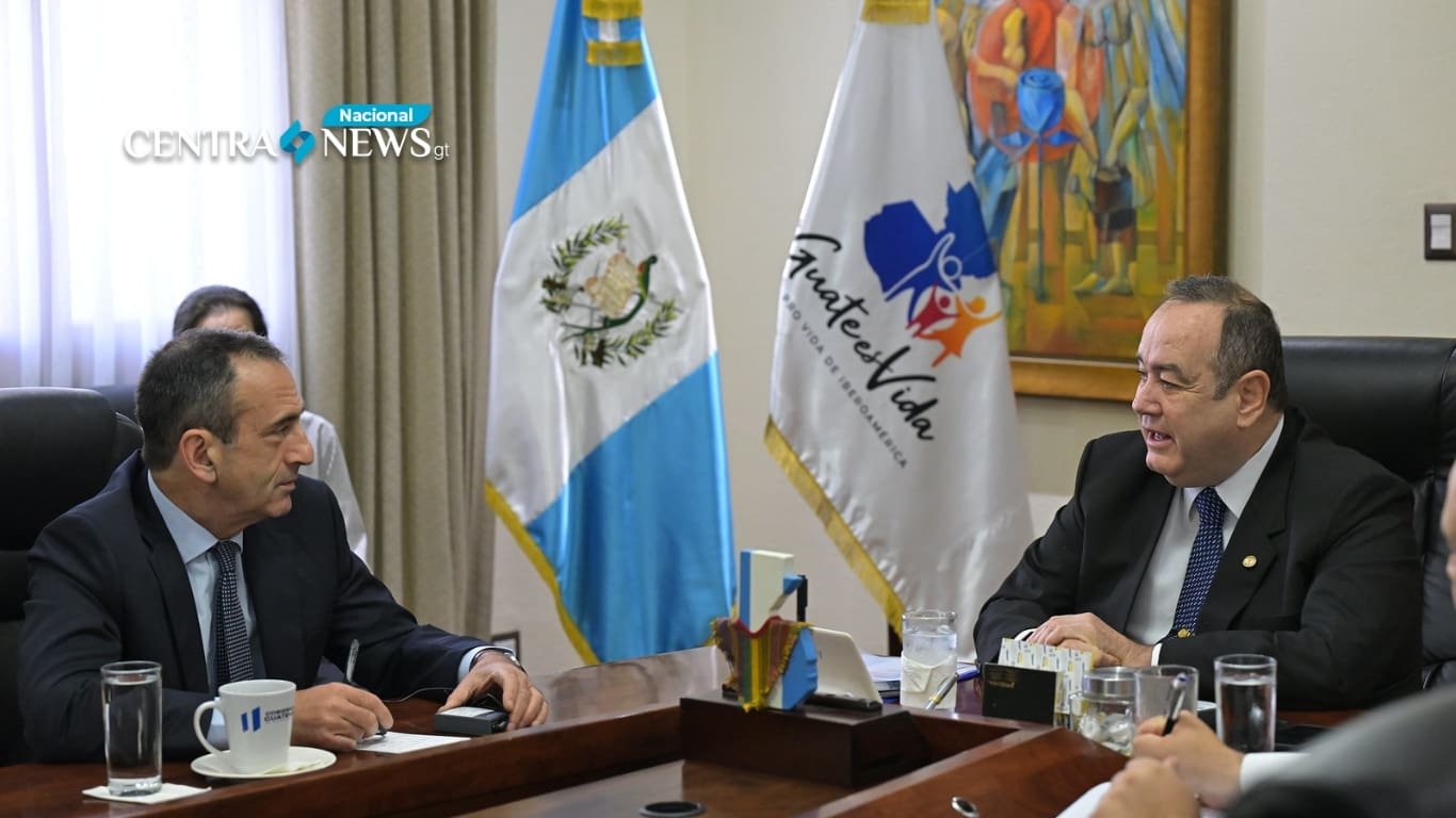 Presidente guatemalteco recibe a funcionarios estadounidenses en su despacho