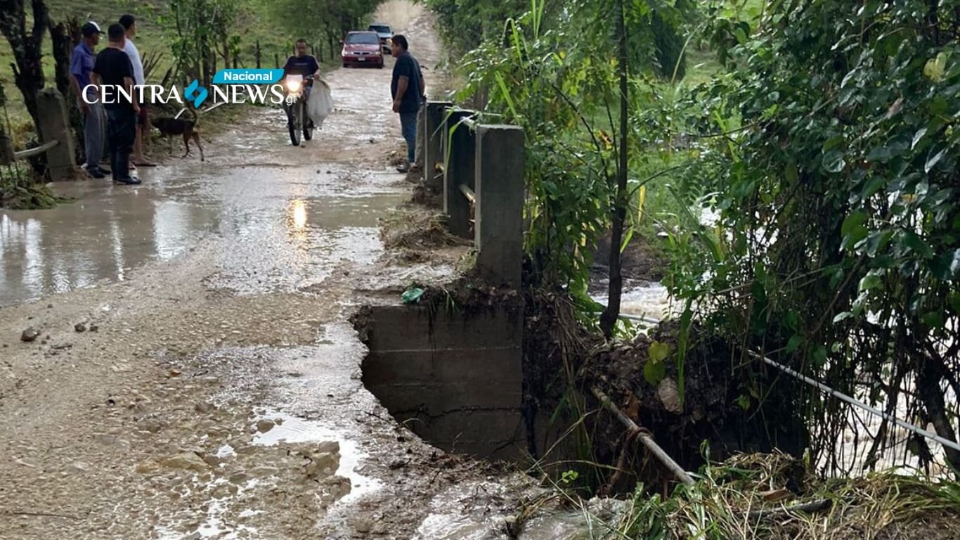 Sistema Conred actúa ante socavamiento en carretera hacia El Chal, Petén