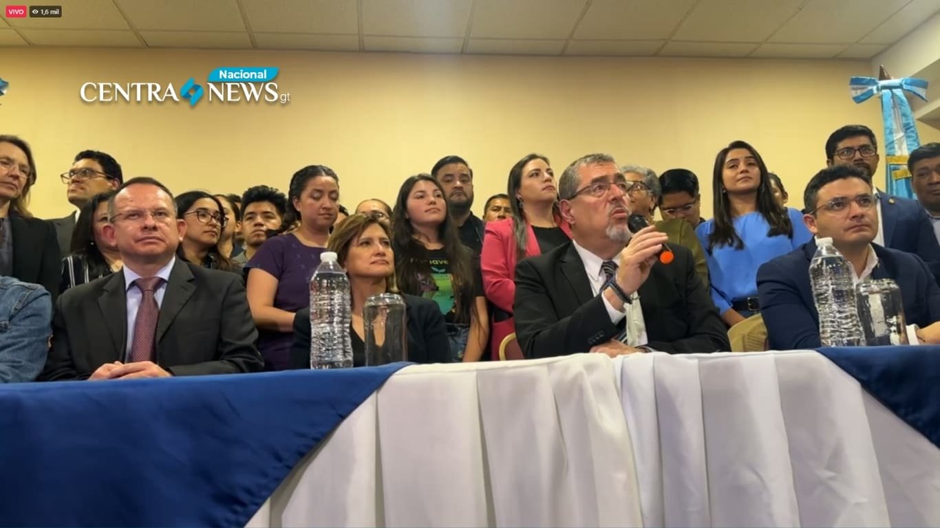 Bernardo Arévalo en conferencia de prensa “Hemos ganado las elecciones y tomaremos posesión el 14 de enero. El futuro ya es del pueblo de Guatemala, el futuro ya es nuestro, solo nos queda defende