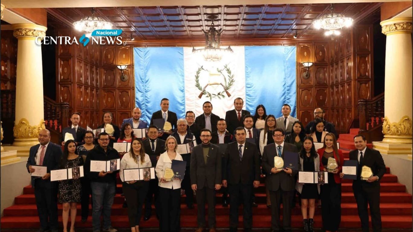 Ejecutivo premia a periodistas por destacada labor informativa