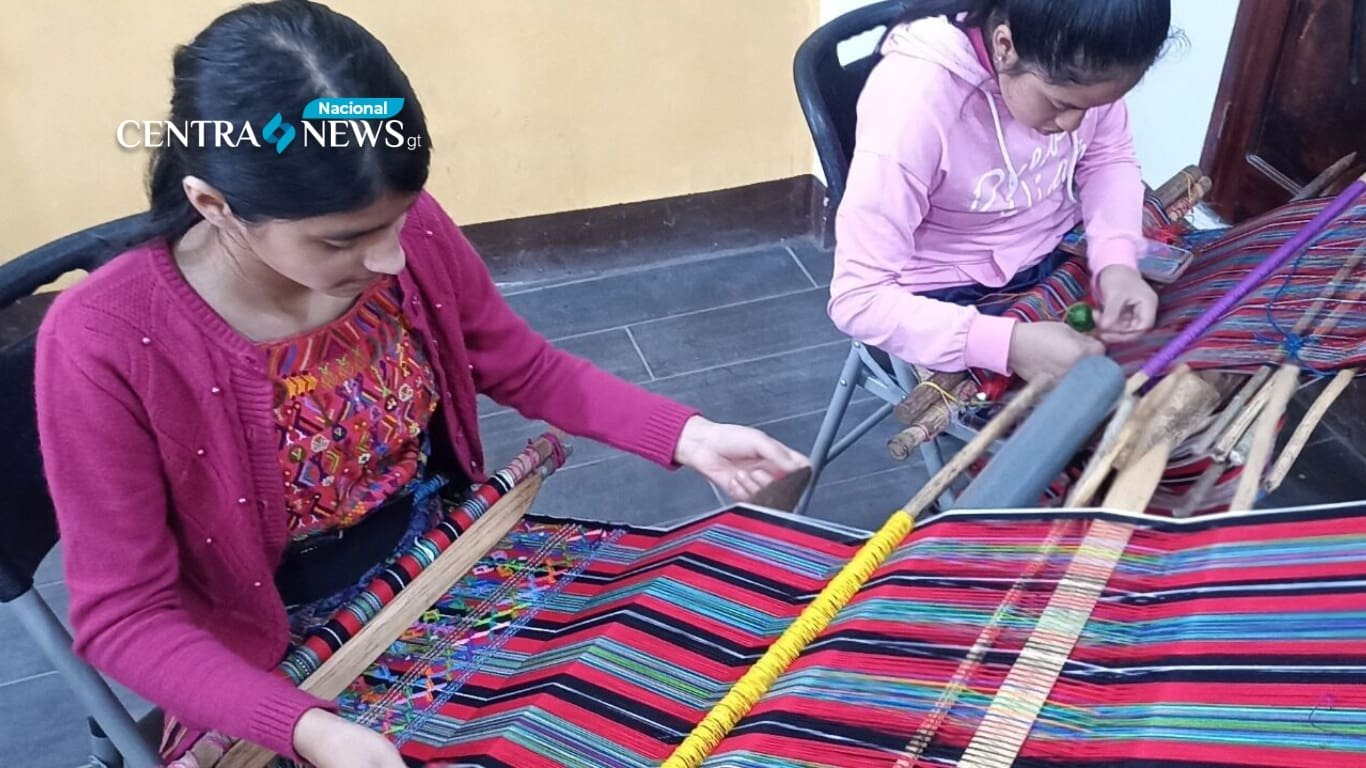 Taller impulsa el arte local mediante tejidos tradicionales