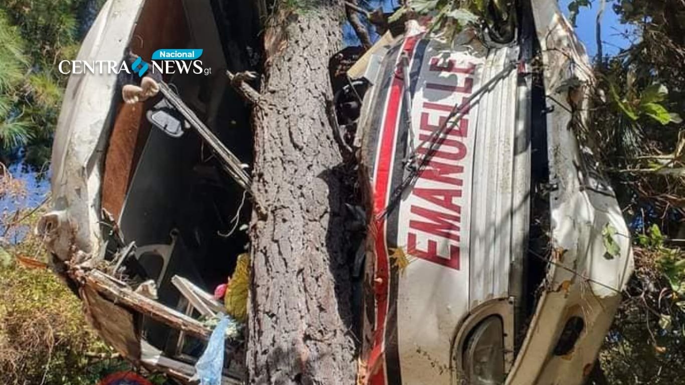 Autobús se precipita en barranco de la carretera Interamericana