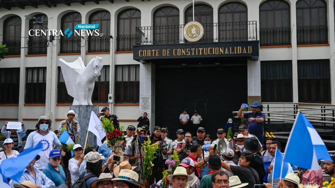 Tensión entre manifestantes en las afueras de la CC