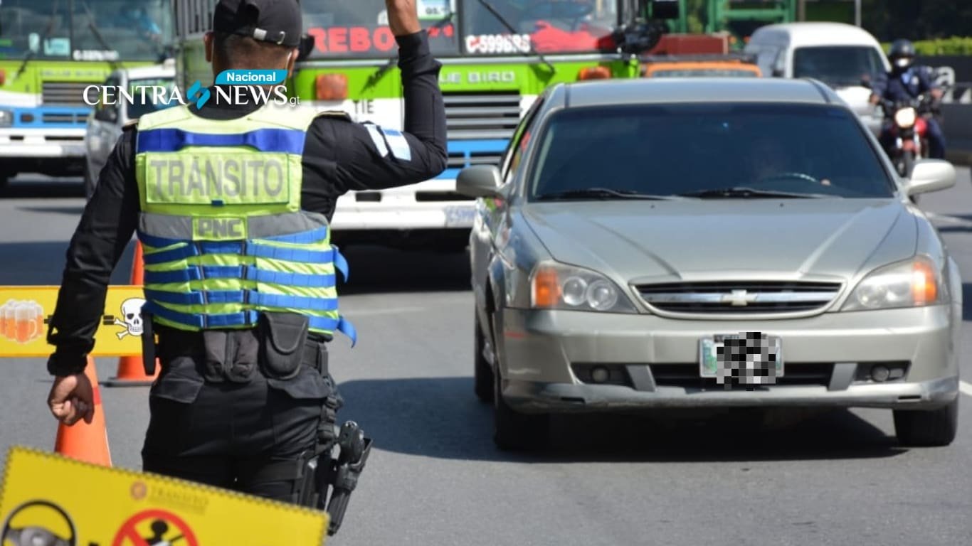 PNC advierte sanción por circular con placas dañadas en vehículo