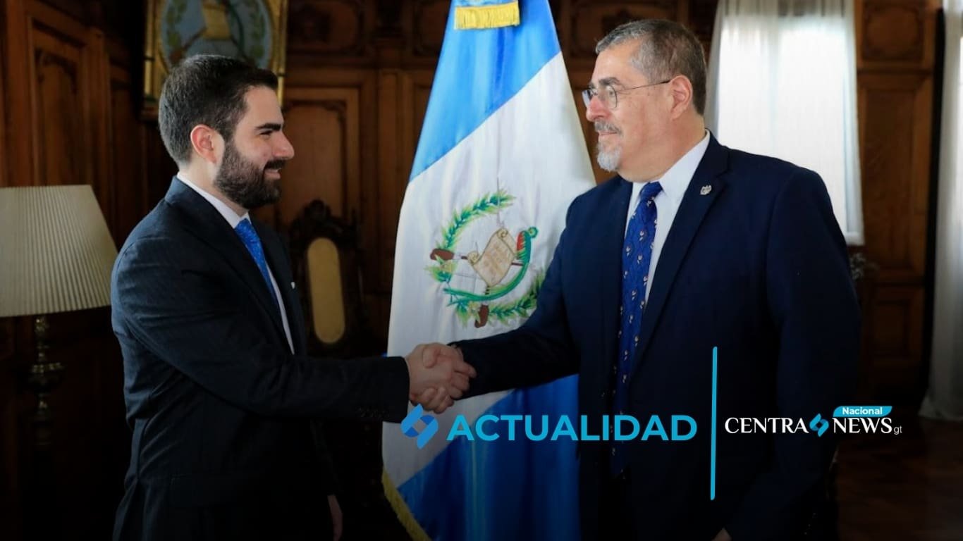 Presidente juramenta a Santiago Palomo