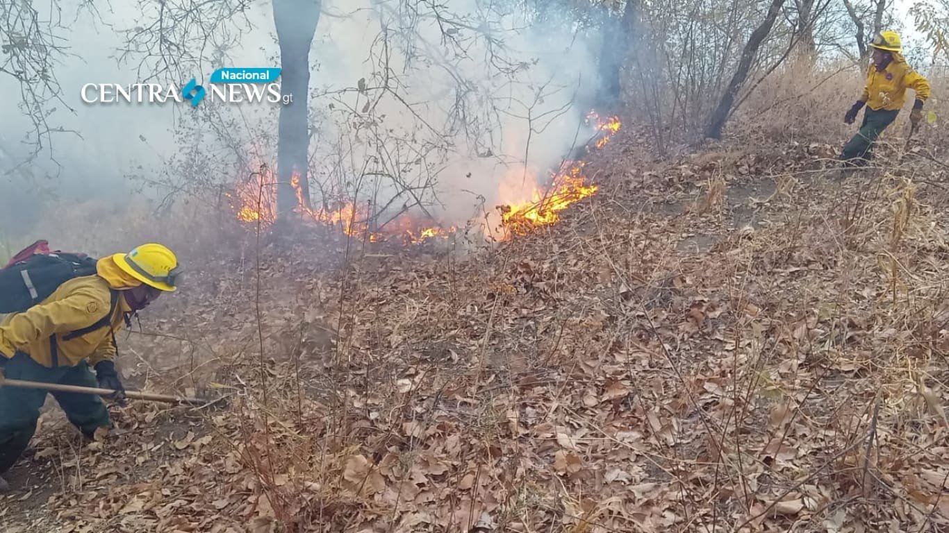 Continúan con el combate de incendios