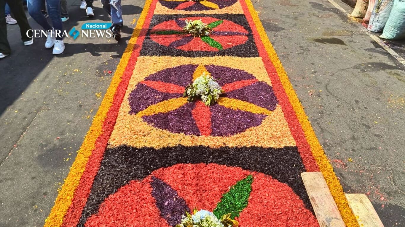 Vecinos realizan alfombra kilométrica en ciudad de Guatemala