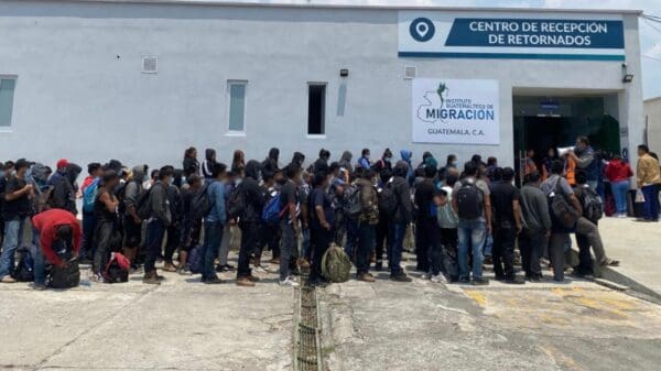 Retornan a Guatemala 140 migrantes localizados en tráiler en Chihuahua