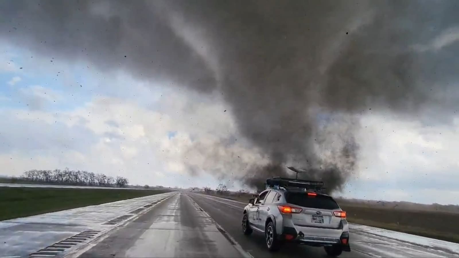 Tornado en Omaha deja rastro de destrucción en suburbios