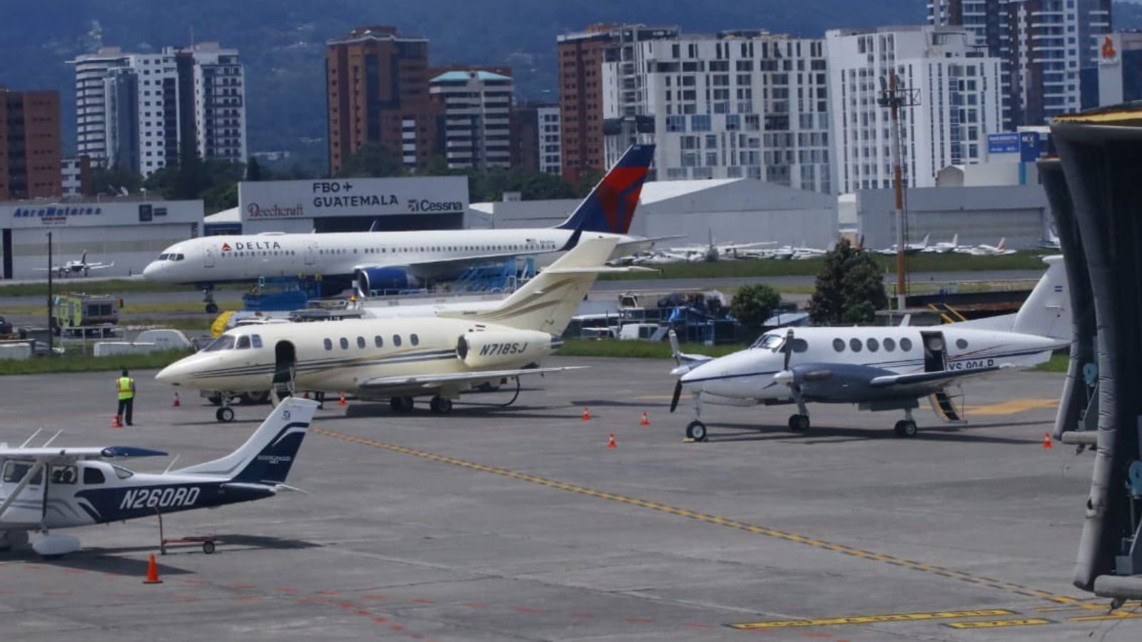 Accidente aéreo en La Aurora alerta a viajeros