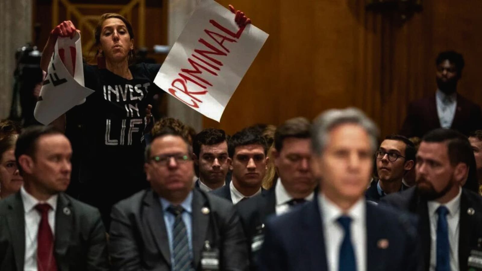 Activistas acusan a Blinken de ser un criminal de guerra durante audiencia en el Senado