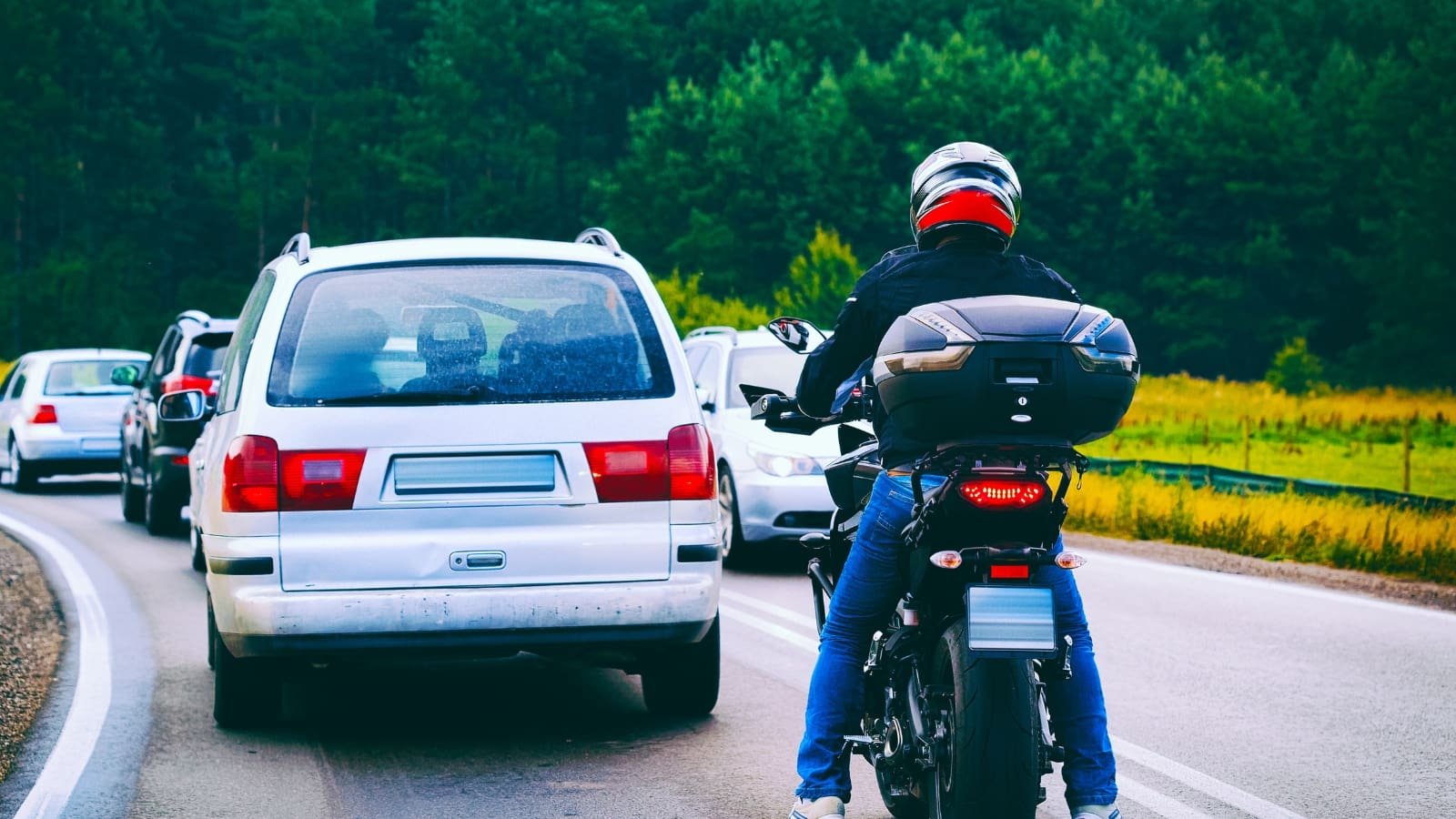 Autoridades de tránsito advierten Multa de Q500 para motoristas que rebasen por el lado derecho