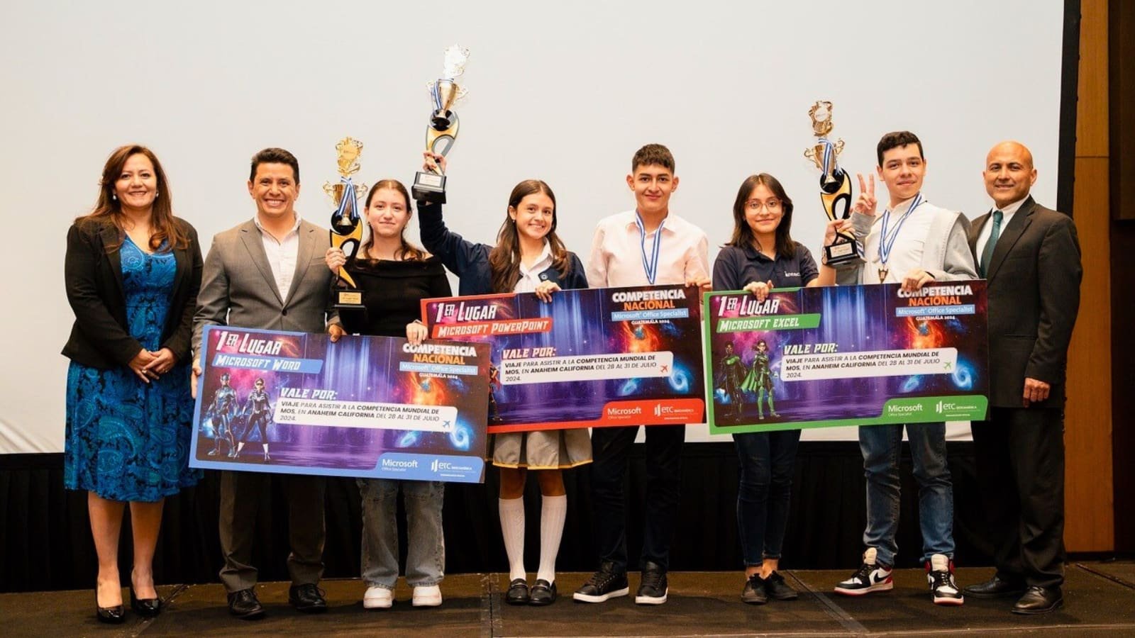 Jóvenes guatemaltecos representarán al país en competencia mundial de Microsoft Office