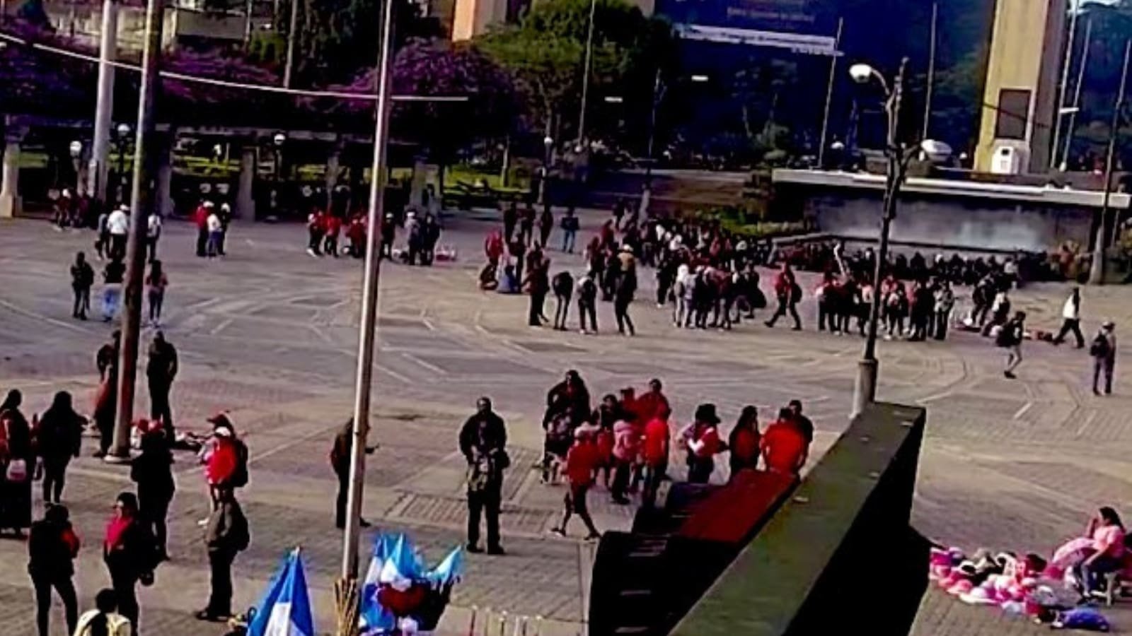 Manifestación de salubristas paralizan algunas calles de la Ciudad de Guatemala