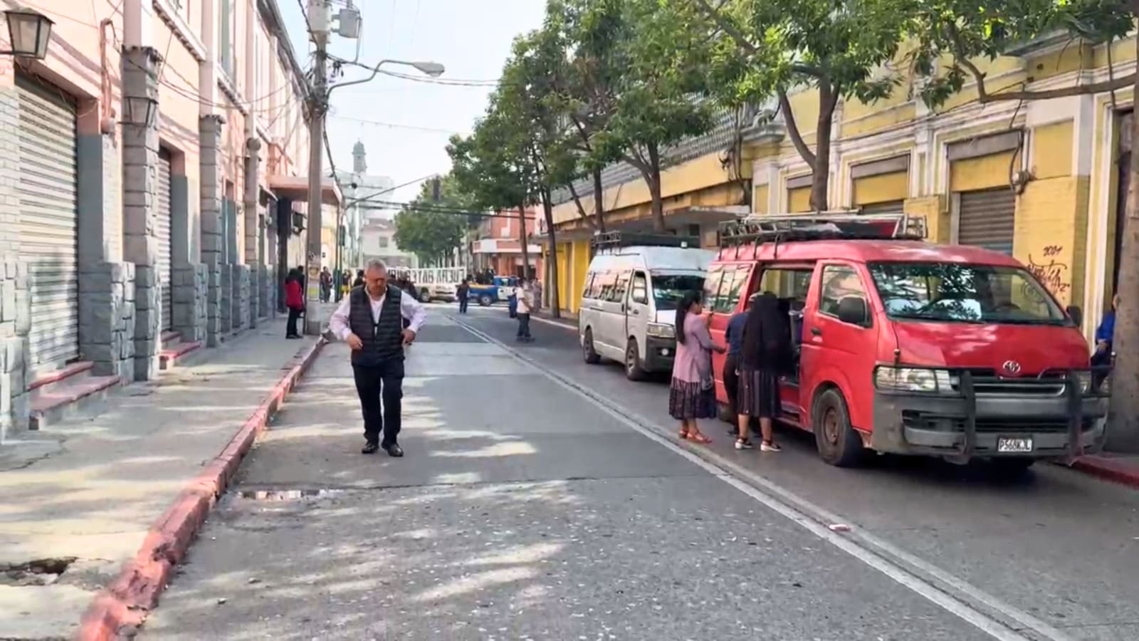 Manifestantes bloquean calle detrás del Congreso y organizan festival gastronómico