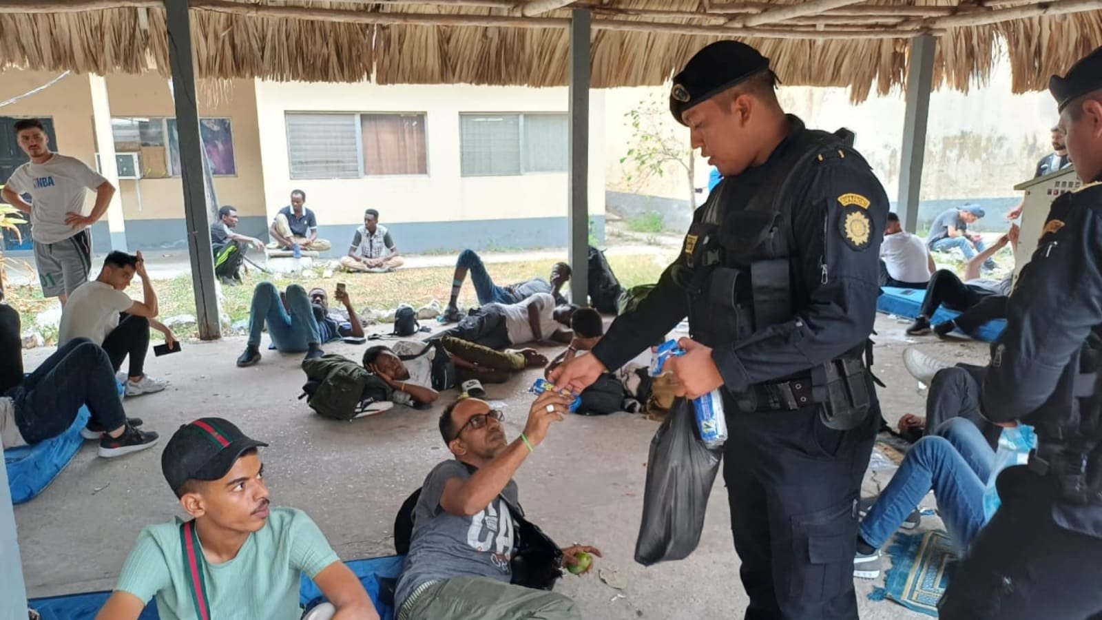 Rescatan a 37 migrantes abandonados en Guatemala