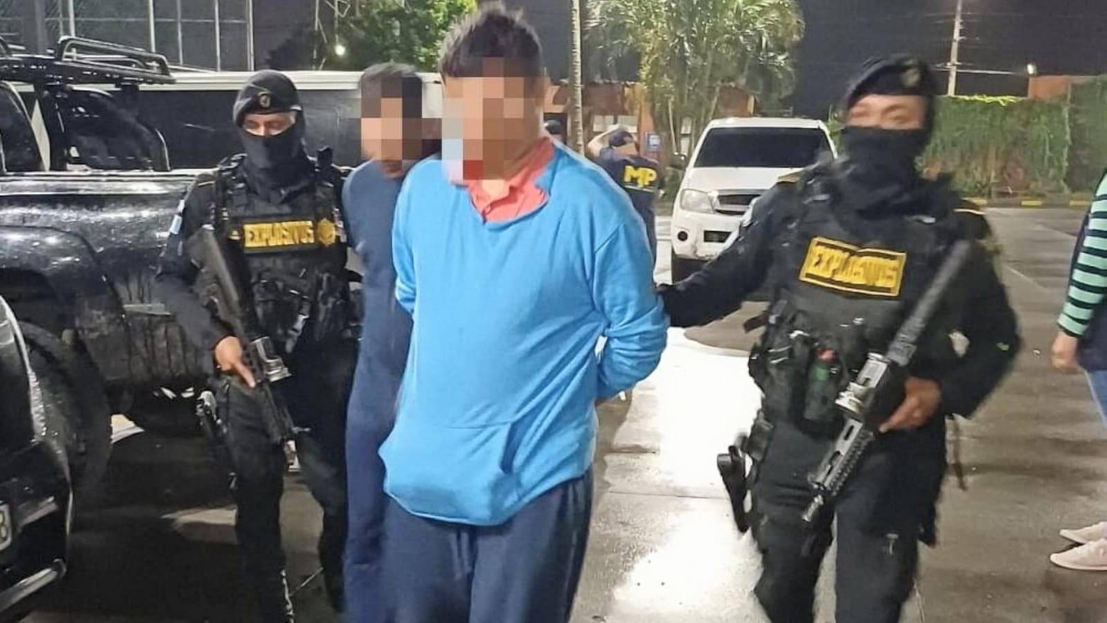 Capturan a dos hombres con armas y droga en centro comercial