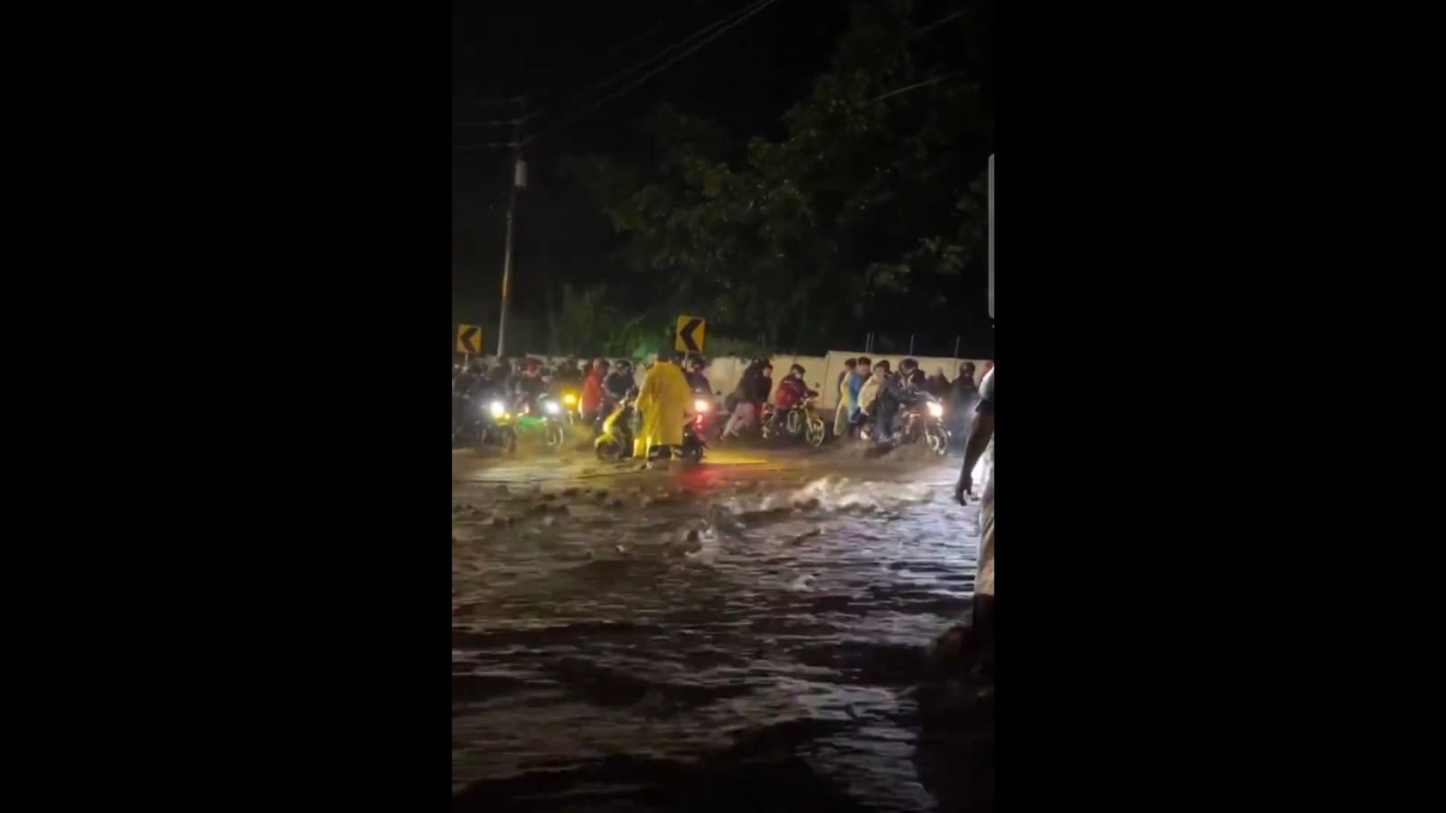 Desborde de río complica tránsito entre Palín y Escuintla (VÍDEO)