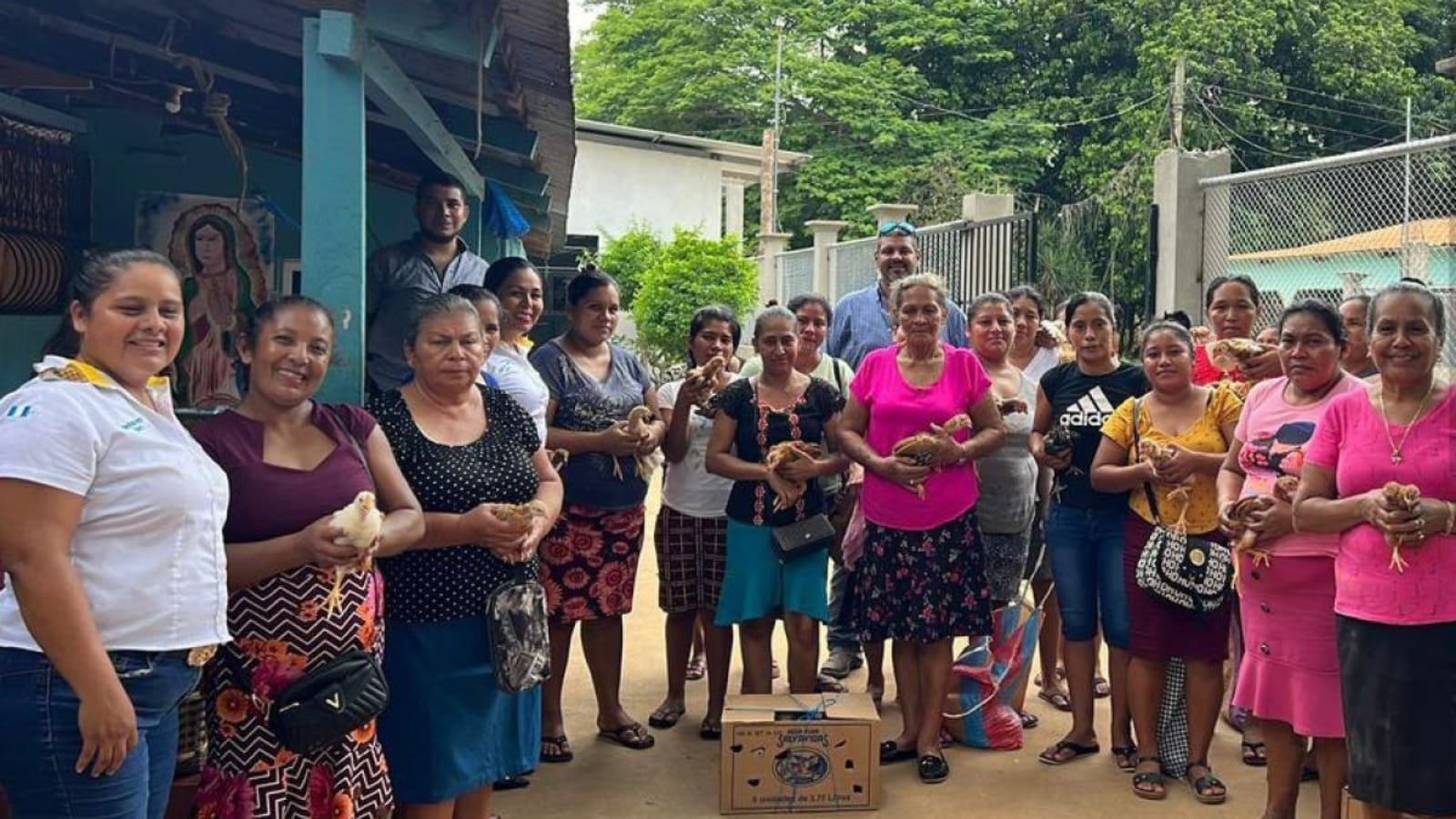 Entregan aves de corral para que familias rurales construyan patrimonio aviar