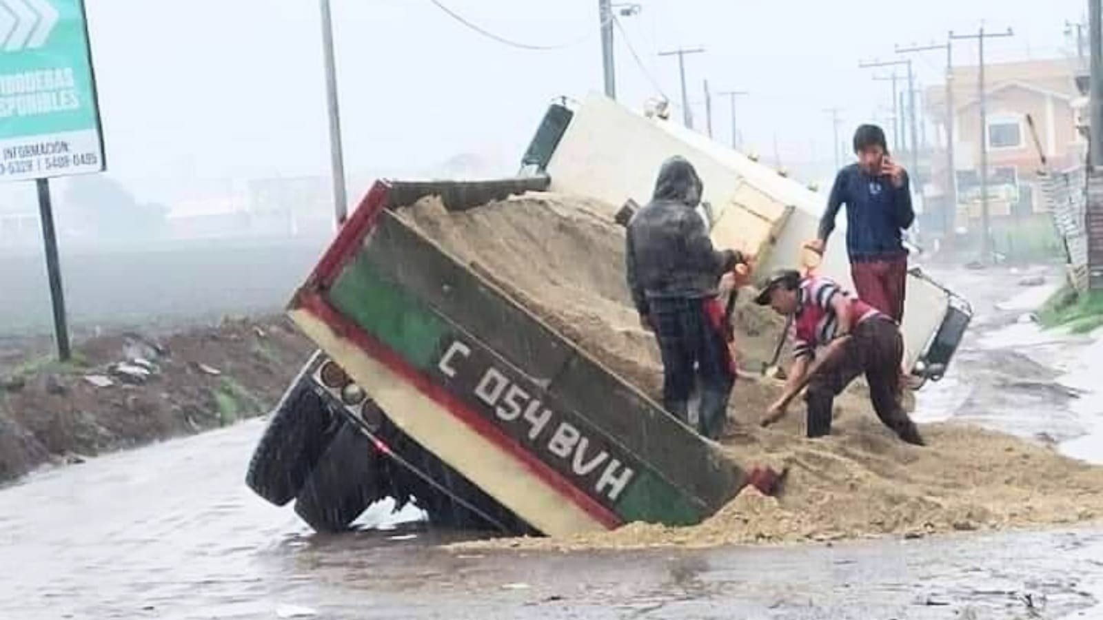Fuertes lluvias provocan colapso de drenajes e inundaciones en Quetzaltenango