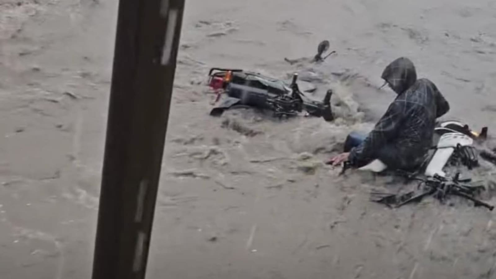 Inundaciones en aguacatán arrastran vehículos y causan alarma
