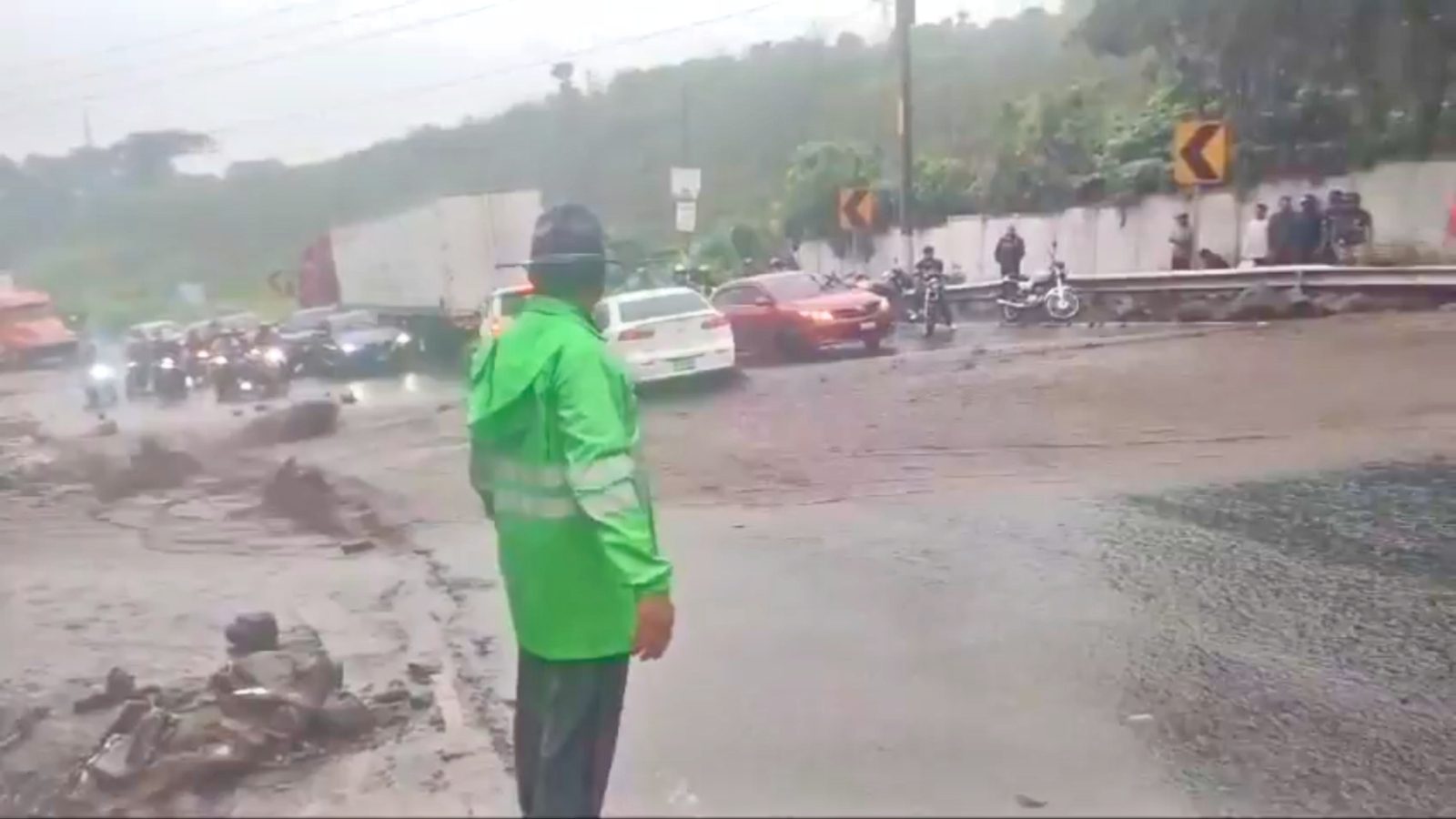 Inundaciones interrumpen el tránsito en Palín, Escuintla