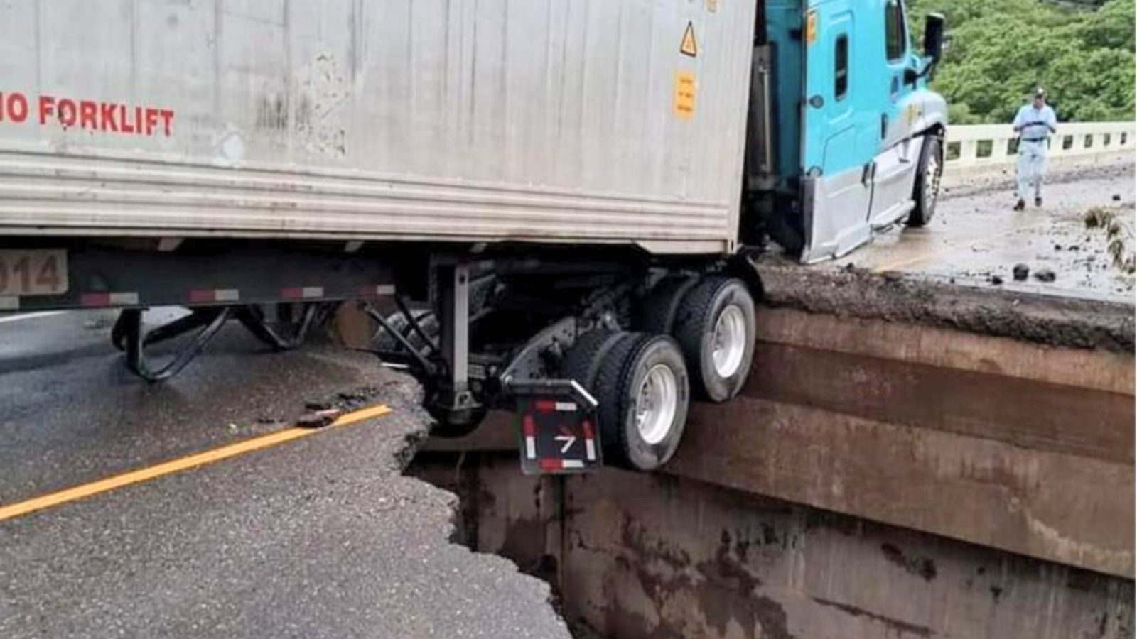 Socavamiento en puente El Colorado de Jutiapa inhabilita el tránsito