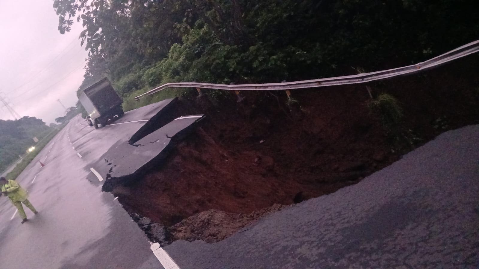 ¡Hundimiento en la autopista Palín – Escuintla!