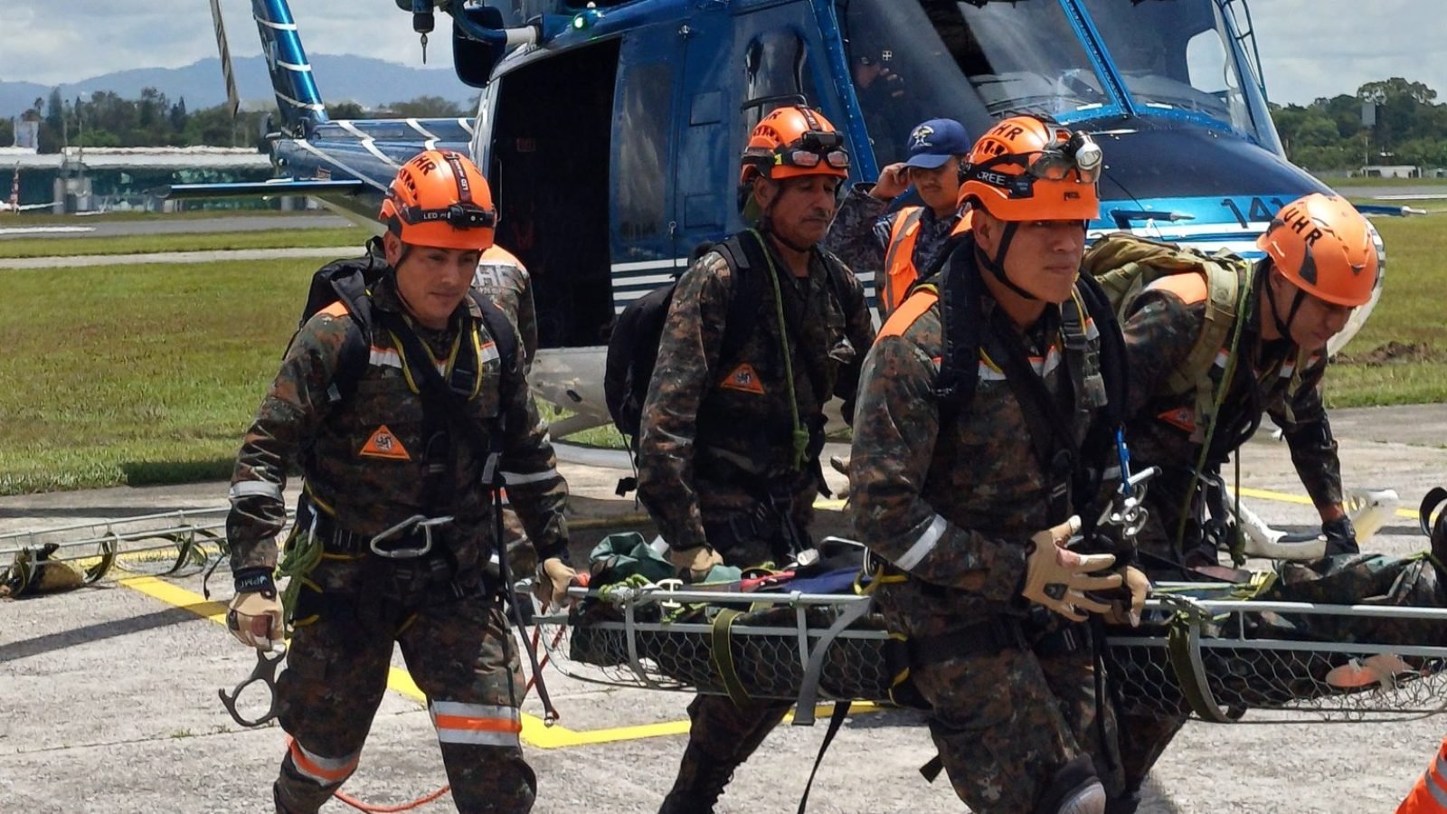 Ejército traslada restos de víctimas de accidente aéreo en volcán de Agua