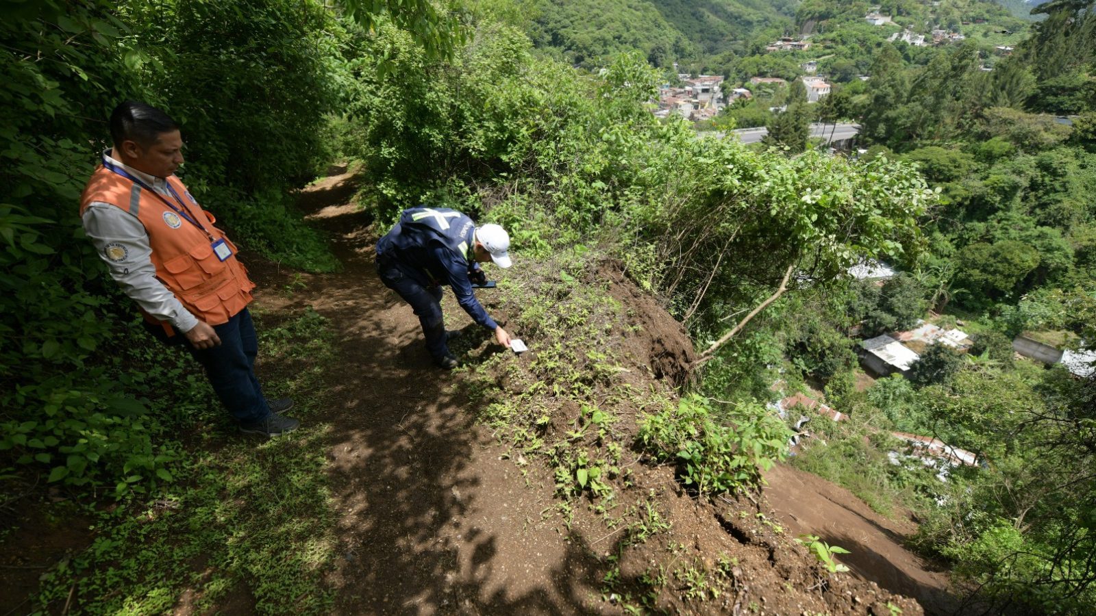 Evalúan zona de derrumbe en Pastores, Sacatepéquez