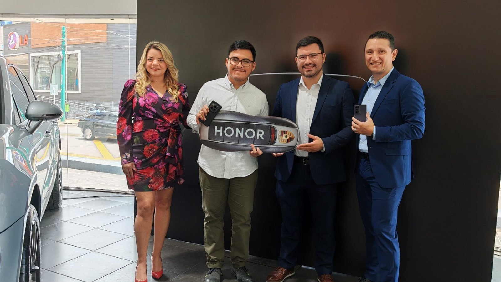 HONOR entrega Porsche Macan 2024 en promoción HONOR sobre ruedas