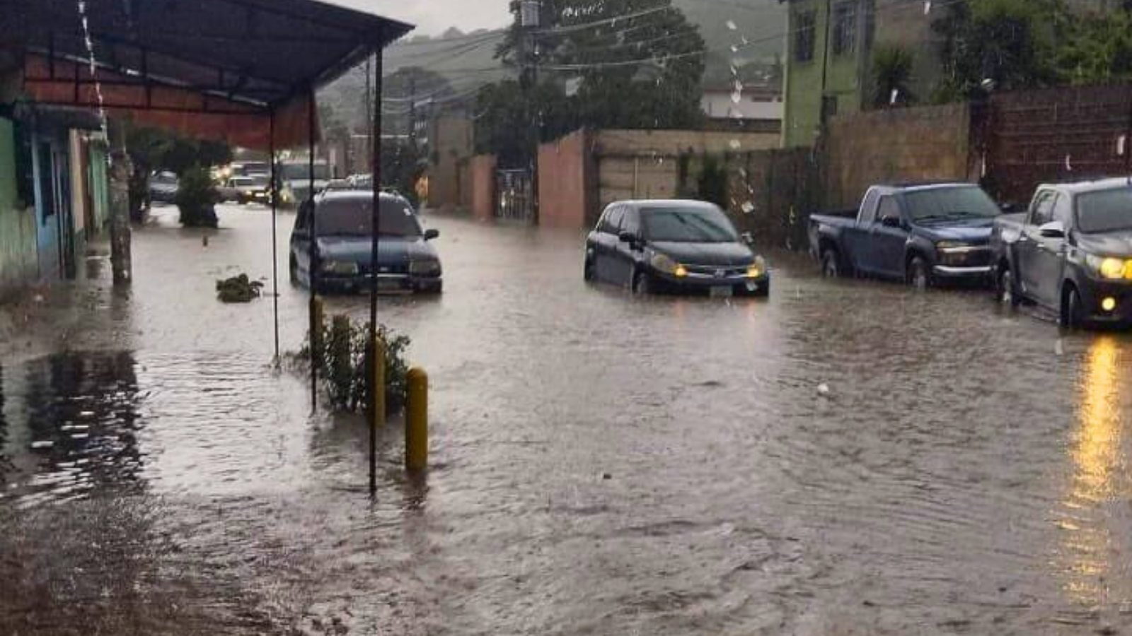 Inundaciones causan estragos en Villa Nueva (VÍDEO)