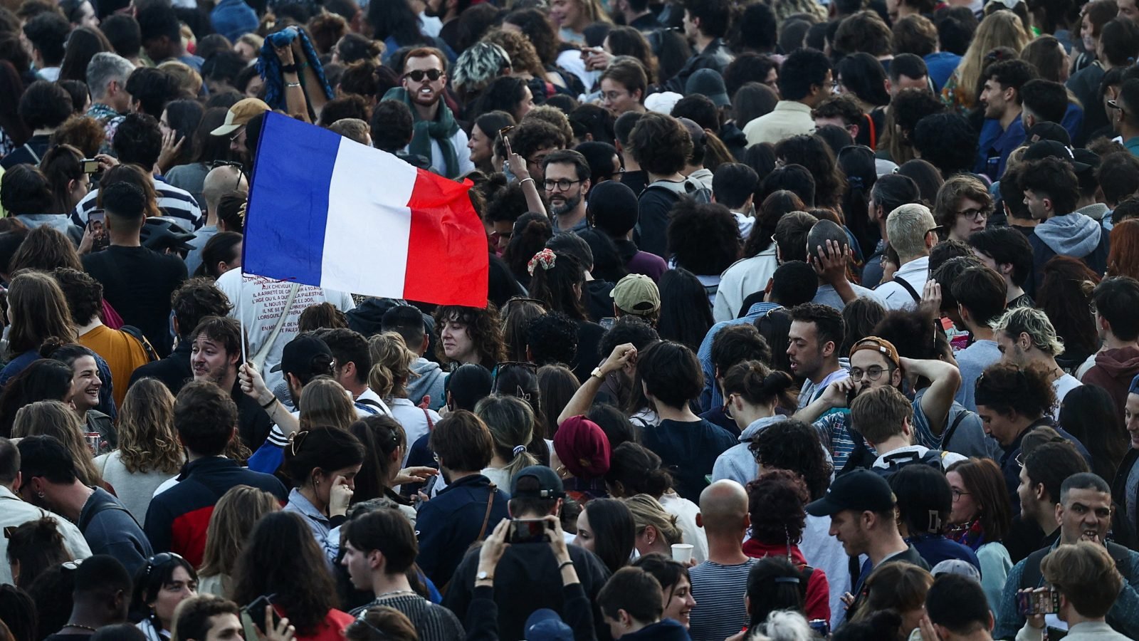 Macron evita triunfo de Le Pen aliándose con la izquierda radical en Francia