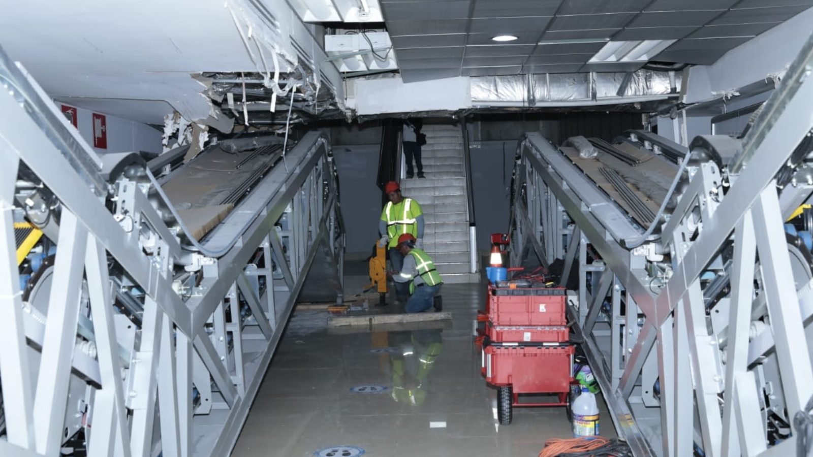 Retiran escaleras eléctricas inadecuadas del Aeropuerto La Aurora