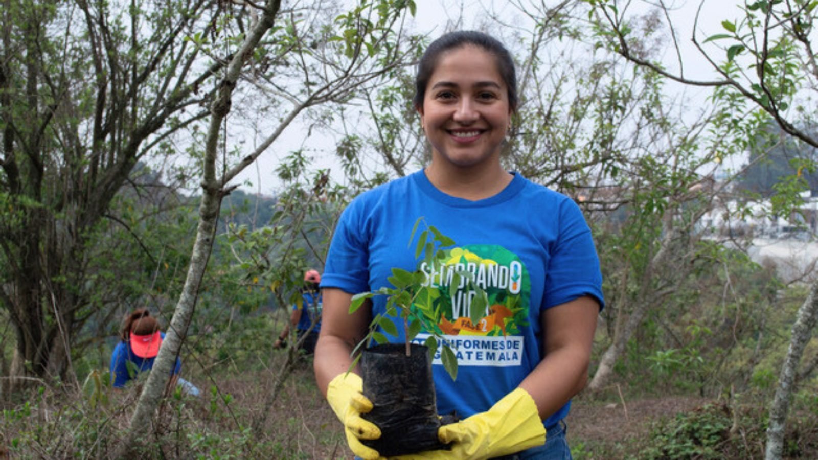 Uniformes de Guatemala planta más de 1,100 árboles en jornada de reforestación