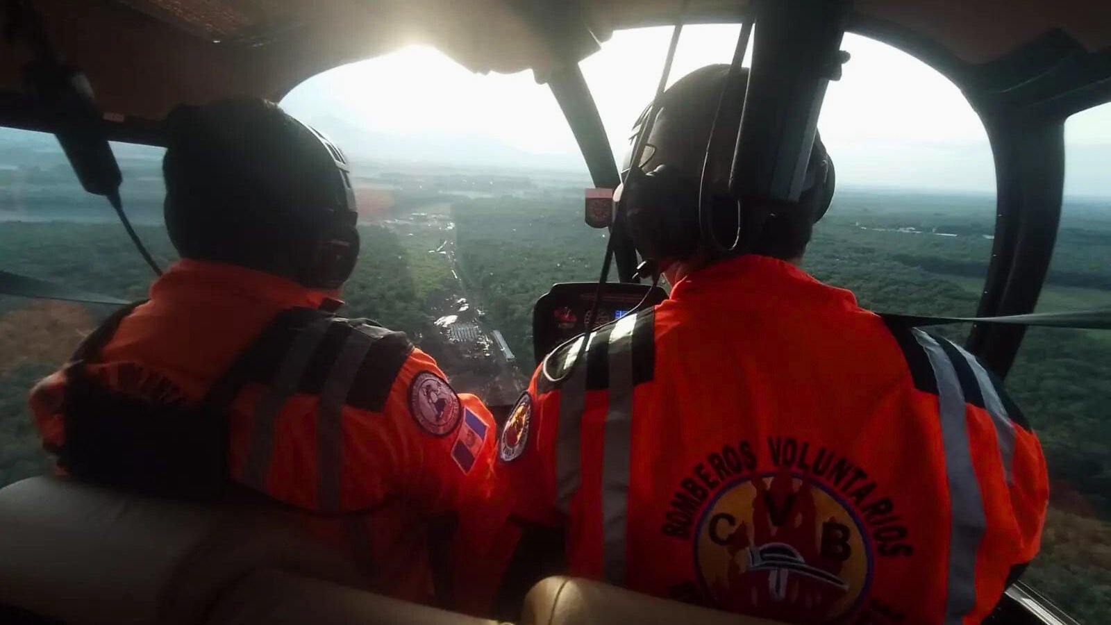 Desaparece helicóptero que se dirigía a Escuintla, elementos de la Brigada de Rescate de Bomberos Voluntarios inician búsqueda